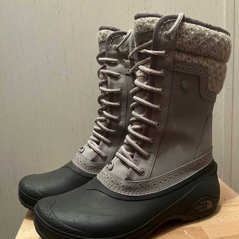The North Face Women's Gray and Black Winter Boots